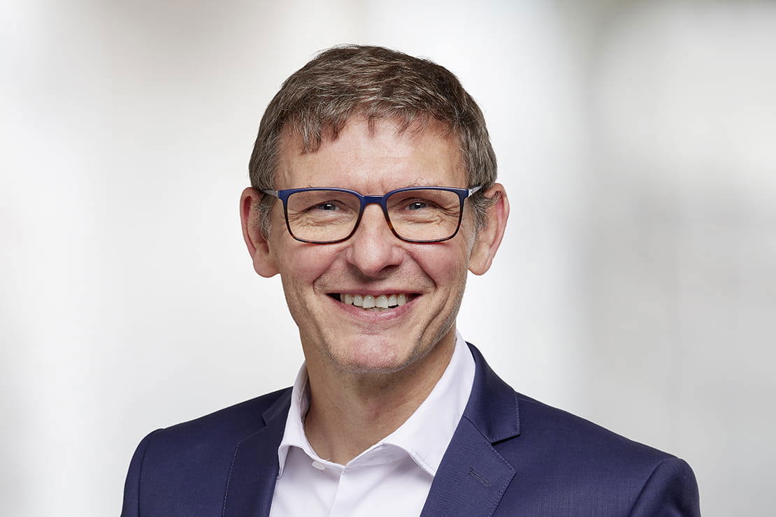 Andre Jaeger ohne Krawatte 1110x740px